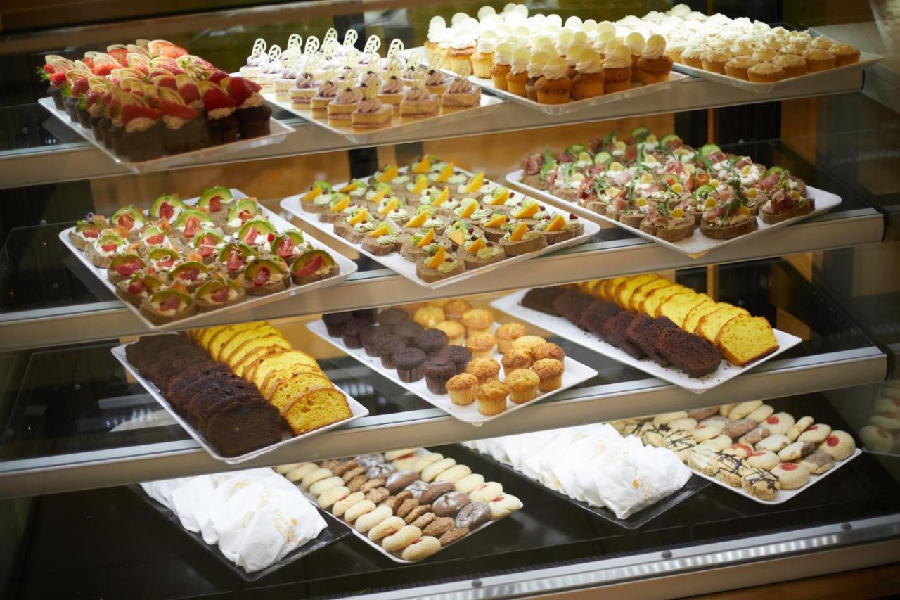Dreams Sunny Beach Resort And Spa Exterior foto A display of Italian pastries