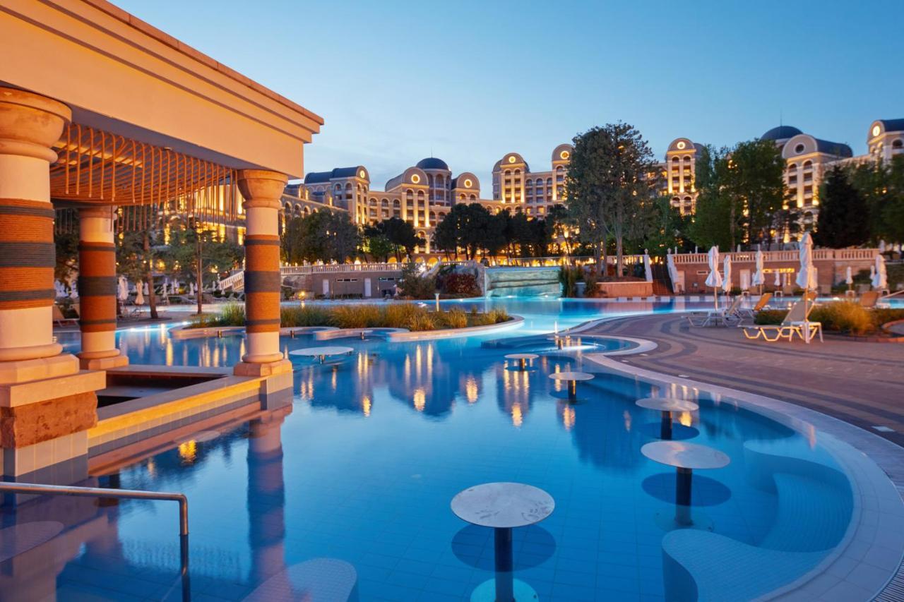 Dreams Sunny Beach Resort And Spa Exterior foto The resort at night