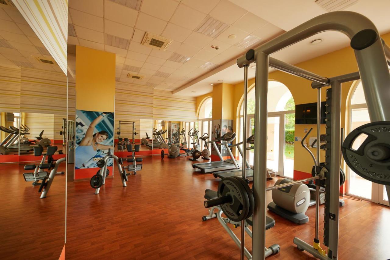 Dreams Sunny Beach Resort And Spa Exterior foto The gym at the hotel