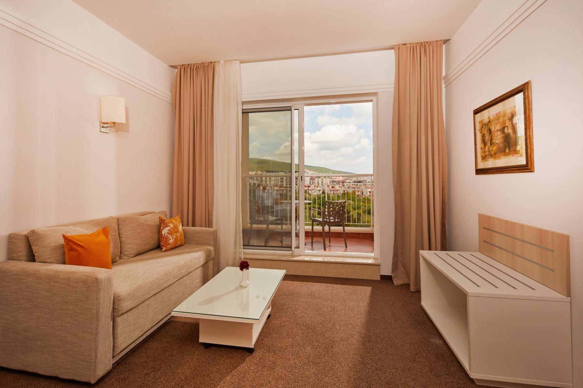 Dreams Sunny Beach Resort And Spa Cameră foto A living room