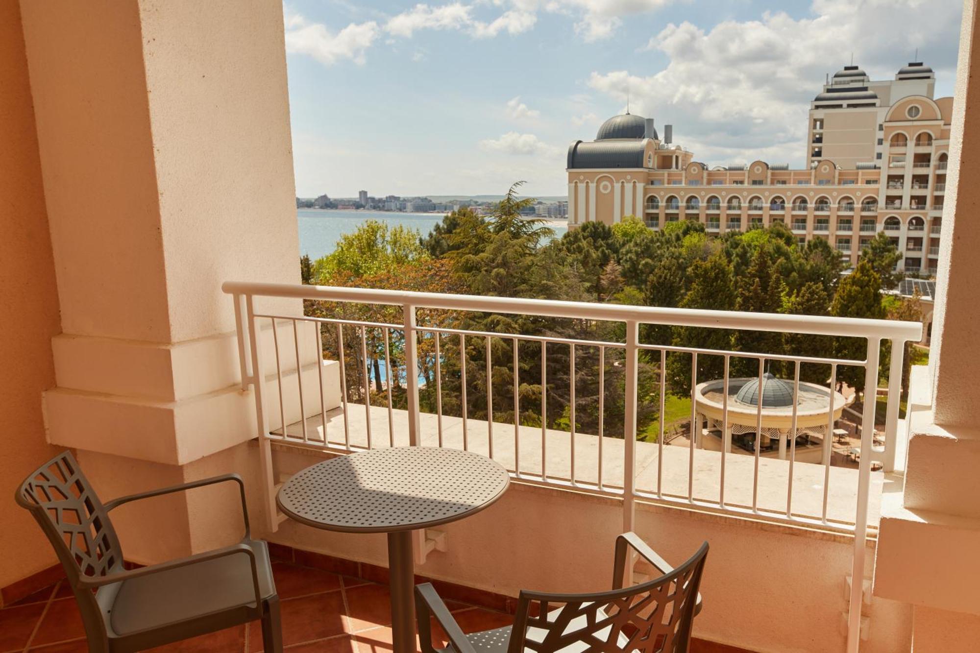 Dreams Sunny Beach Resort And Spa Cameră foto A balcony at the Hilton San Diego Bayfront